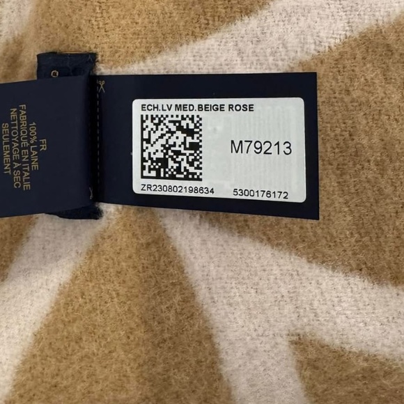 Louis Vuitton Medallion Scarf - Picture 7 of 8